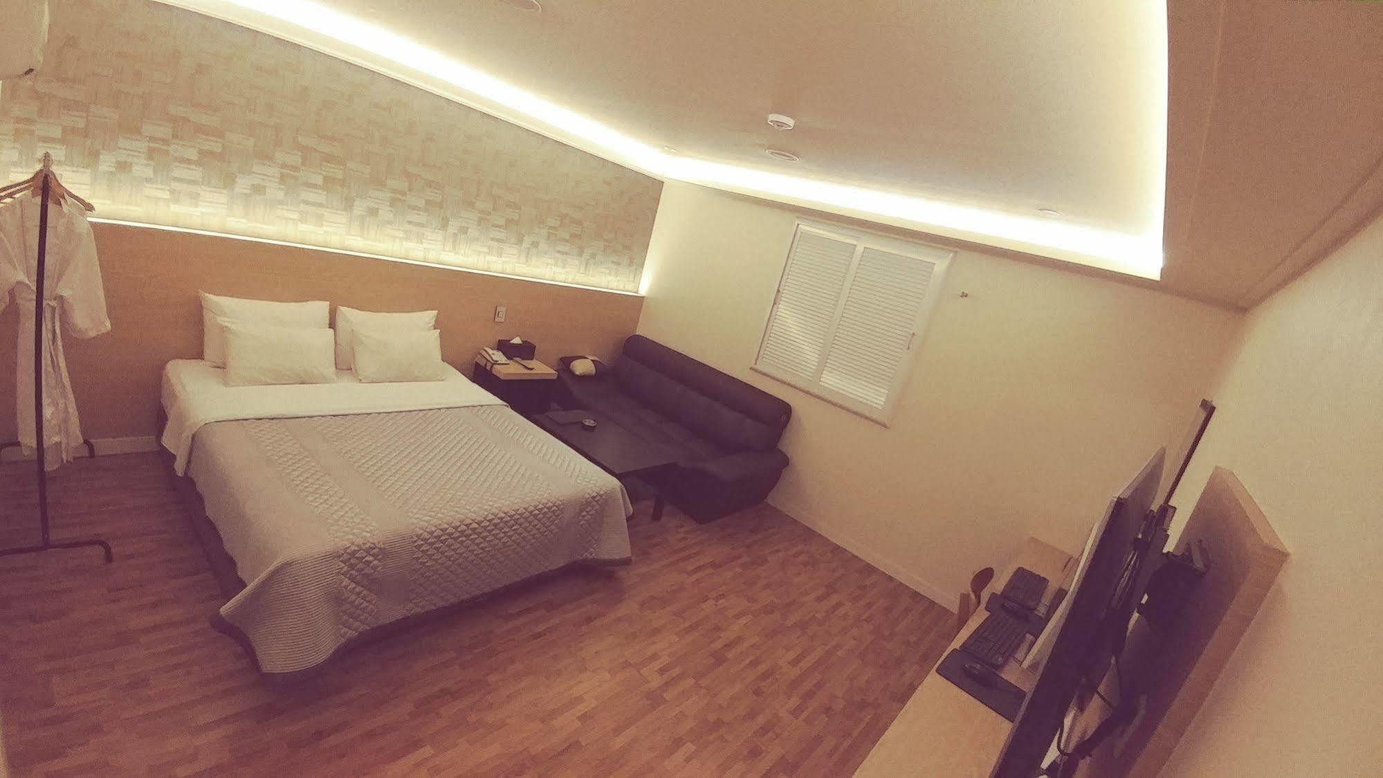 White Hotel Suwon Buitenkant foto