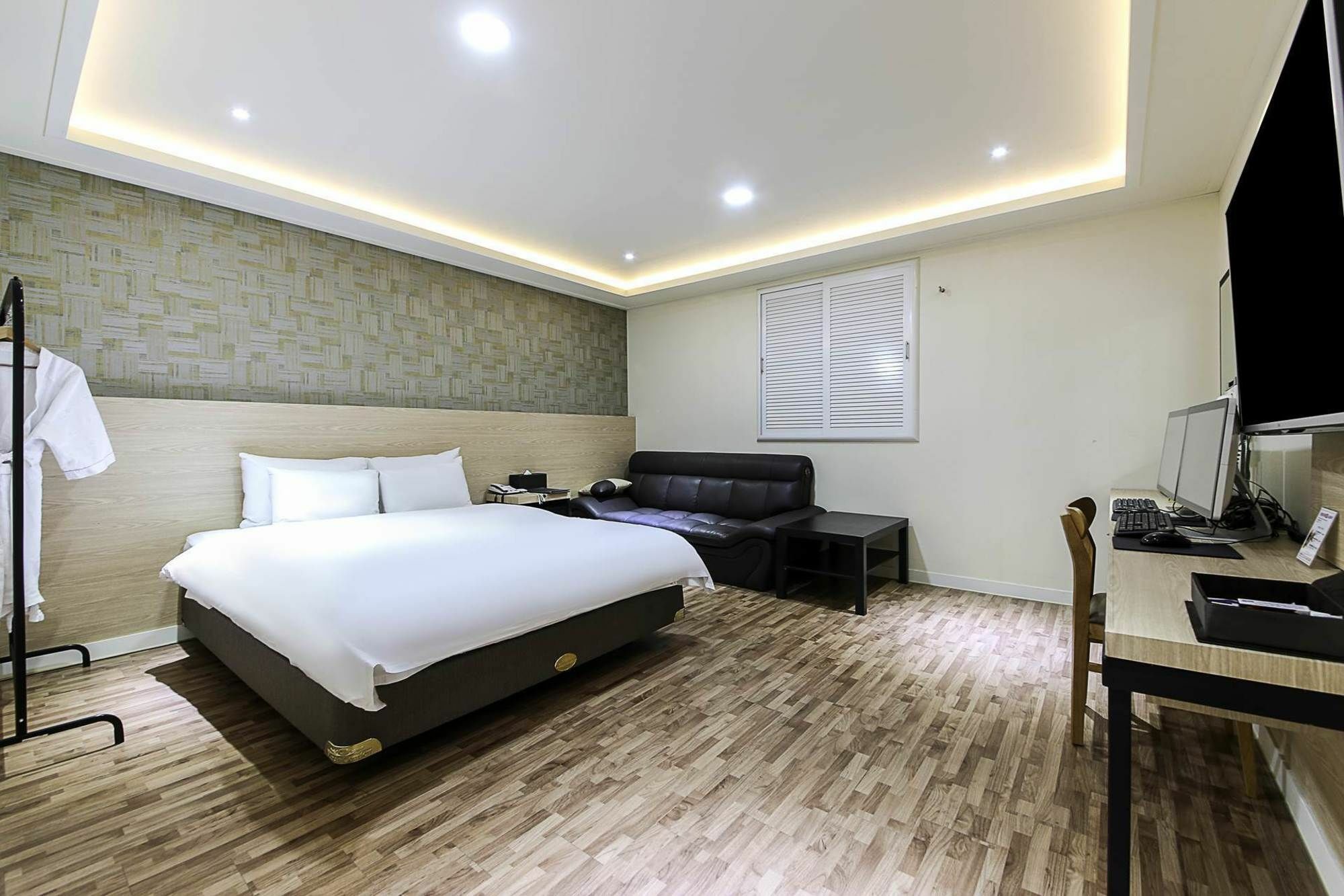 White Hotel Suwon Buitenkant foto